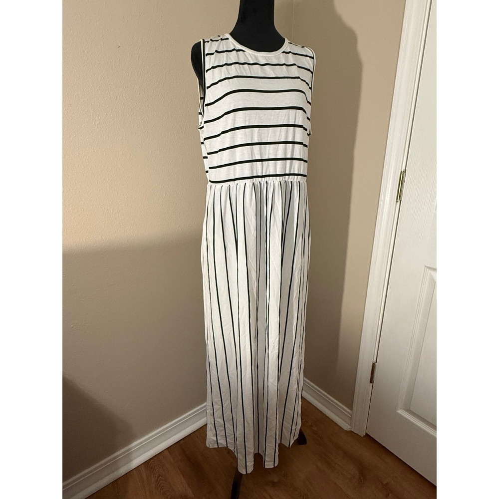 White and Black Stiped Maxi Dress (Hount) - Picture 4 of 4